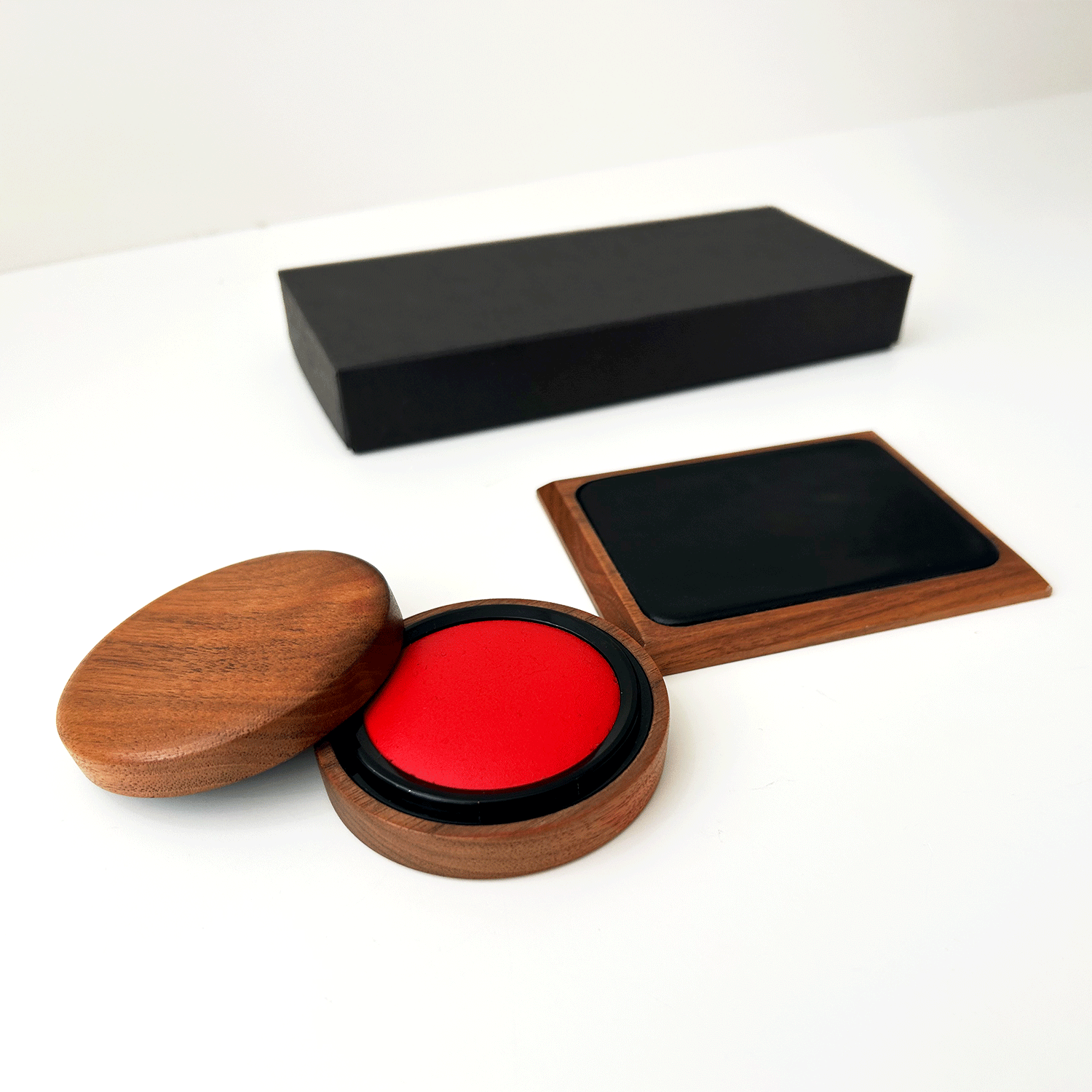 朱肉 捺印マット セット スタンプ スタンプ台 マット 40号 50号 75号 印鑑 印章 シャチハタ 鯱旗 シヤチハタ エコス 速乾 文房具 文具 木製文具 大人の文房具 事務用品 ビジネスグッズ 営業 出張 契約 受付 窓口 手続き 書類 オフィス 事務所 デスク 書斎 高級感 卒業 入社 新社会人 父の日 昇進 開業 贈答品 記念品 お祝い 贈り物 ギフト プレゼント 天然素材 木製 無垢材 銘木 高級材 ウォールナット オイル仕上げ 木目 上品 美しい インテリア 国産 国内生産 国内製造 日本製 手作り 日本 岐阜県 郡上市 郡上八幡 木工屋さん 郡上おどり