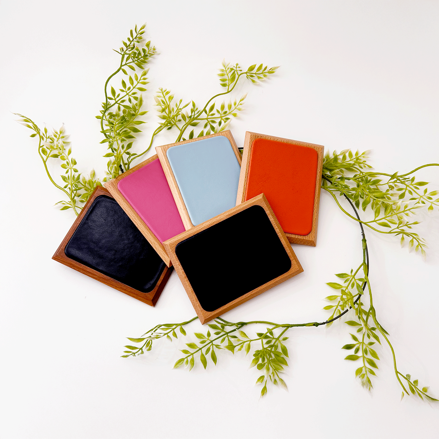 捺印マット スタンプマット 印鑑マット 印章 文房具 文具 木製文具 大人の文房具 玄関 サイン 事務用品 ビジネスグッズ 営業 出張 契約 受付 窓口 手続き 書類 オフィス 事務所 デスク 書斎 高級感 卒業 入社 新社会人 父の日 丁寧な暮らし 模様替え 新生活 カフェ ホテル 旅館 昇進 開業 贈答品 記念品 お祝い 贈り物 ギフト プレゼント 天然素材 木製 無垢材 銘木 高級材 ウォールナット ビーチ ブナ 木目 カラフル 水色 ピンク オレンジ 上品 美しい インテリア 国産 国内生産 国内製造 日本製 手作り 日本 岐阜県 郡上市 郡上八幡 木工屋さん 郡上おどり