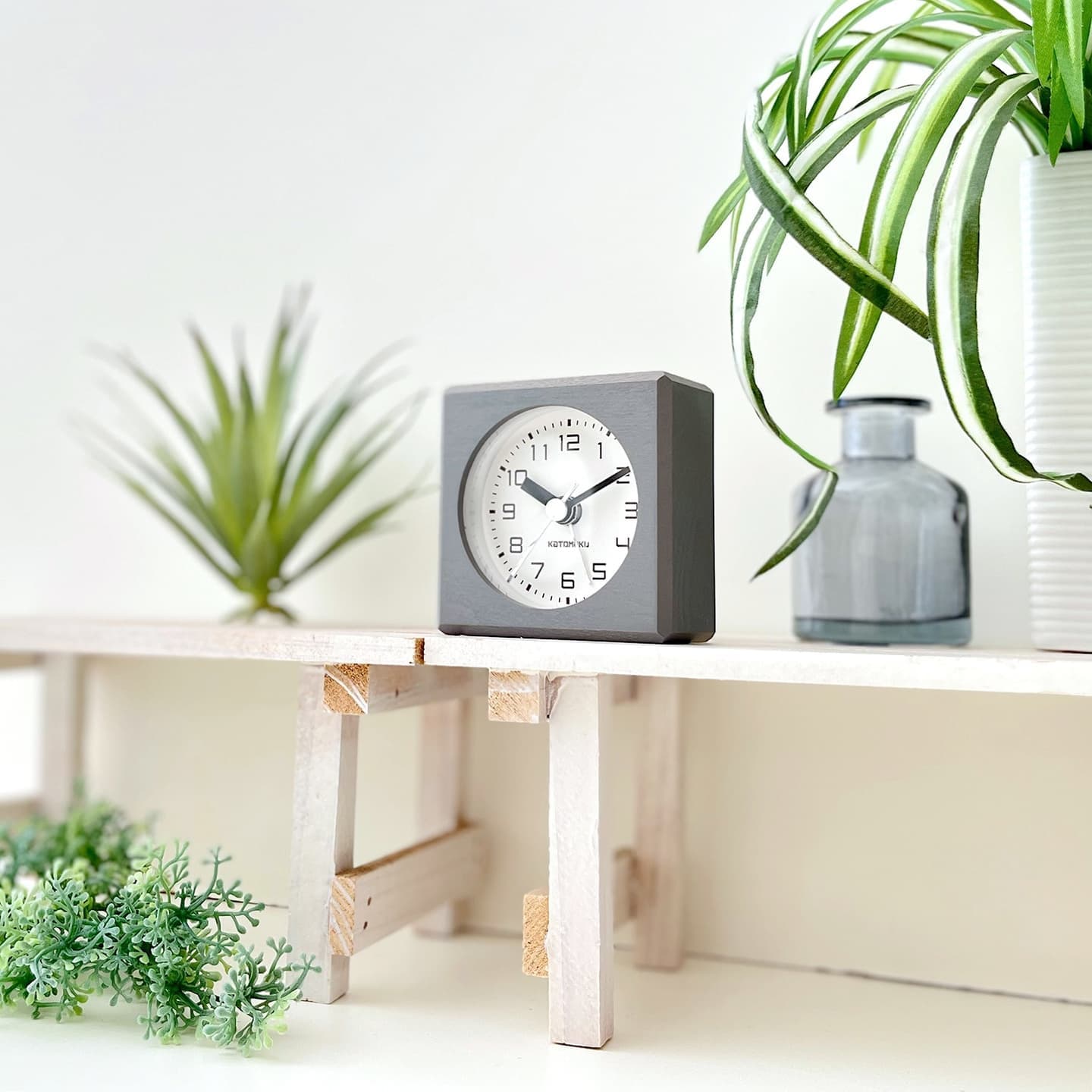 目覚まし時計 アラーム時計 アラームクロック alarm clock 置き時計 時計 アナログ時計 木の時計 四角 ミニ 小さい mini 手のひらサイズ 静音 静か しずか 静音性 静かな時計 サイレント サイレントクロック 連続秒針 スイープムーブメント なめらか 秒針 指標 目盛り ボタン スイッチ ライト 明かり LEDライト 夜間 暗い部屋 スヌーズ だんだん大きくなる 安眠 睡眠 睡眠不足 健康 木製 無垢材 ビーチ インテリア オシャレ シンプル 高級感 デスク キッチン 寝室 休憩室 ベッドルーム ホテル 旅館 宿泊施設 仮眠 誕生日 記念日 クリスマス 父の日 母の日 敬老の日 開業 引っ越し 新築 模様替え 新生活 お祝い 記念品 贈答品 贈り物 ギフト プレゼント 国産 国内生産 国内製造 日本製 日本 岐阜県 郡上市 郡上八幡 木工屋 郡上おどり