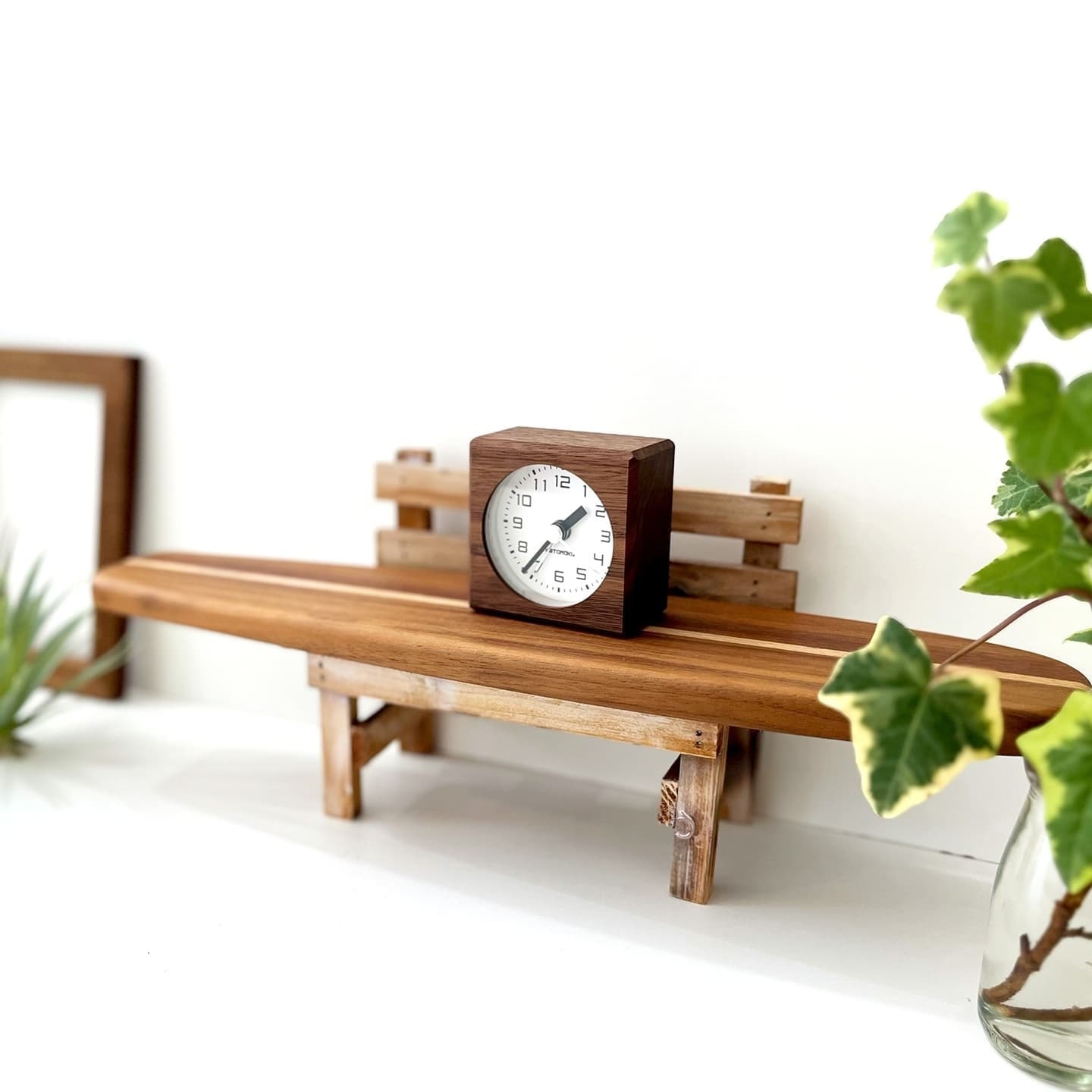 目覚まし時計 アラーム時計 アラームクロック alarm clock 置き時計 時計 アナログ時計 木の時計 四角 ミニ 小さい mini 手のひらサイズ 静音 静か しずか 静音性 静かな時計 サイレント サイレントクロック 連続秒針 スイープムーブメント なめらか 秒針 指標 目盛り ボタン スイッチ ライト 明かり LEDライト 夜間 暗い部屋 スヌーズ だんだん大きくなる 安眠 睡眠 睡眠不足 健康 木製 無垢材 高級材 世界三大 銘木 ウォールナット インテリア オシャレ シンプル 高級感 デスク キッチン 寝室 休憩室 ベッドルーム ホテル 旅館 宿泊施設 仮眠 誕生日 記念日 クリスマス 父の日 母の日 敬老の日 開業 引っ越し 新築 模様替え 新生活 お祝い 記念品 贈答品 贈り物 ギフト プレゼント 国産 国内生産 国内製造 日本製 日本 岐阜県 郡上市 郡上八幡 木工屋 郡上おどり