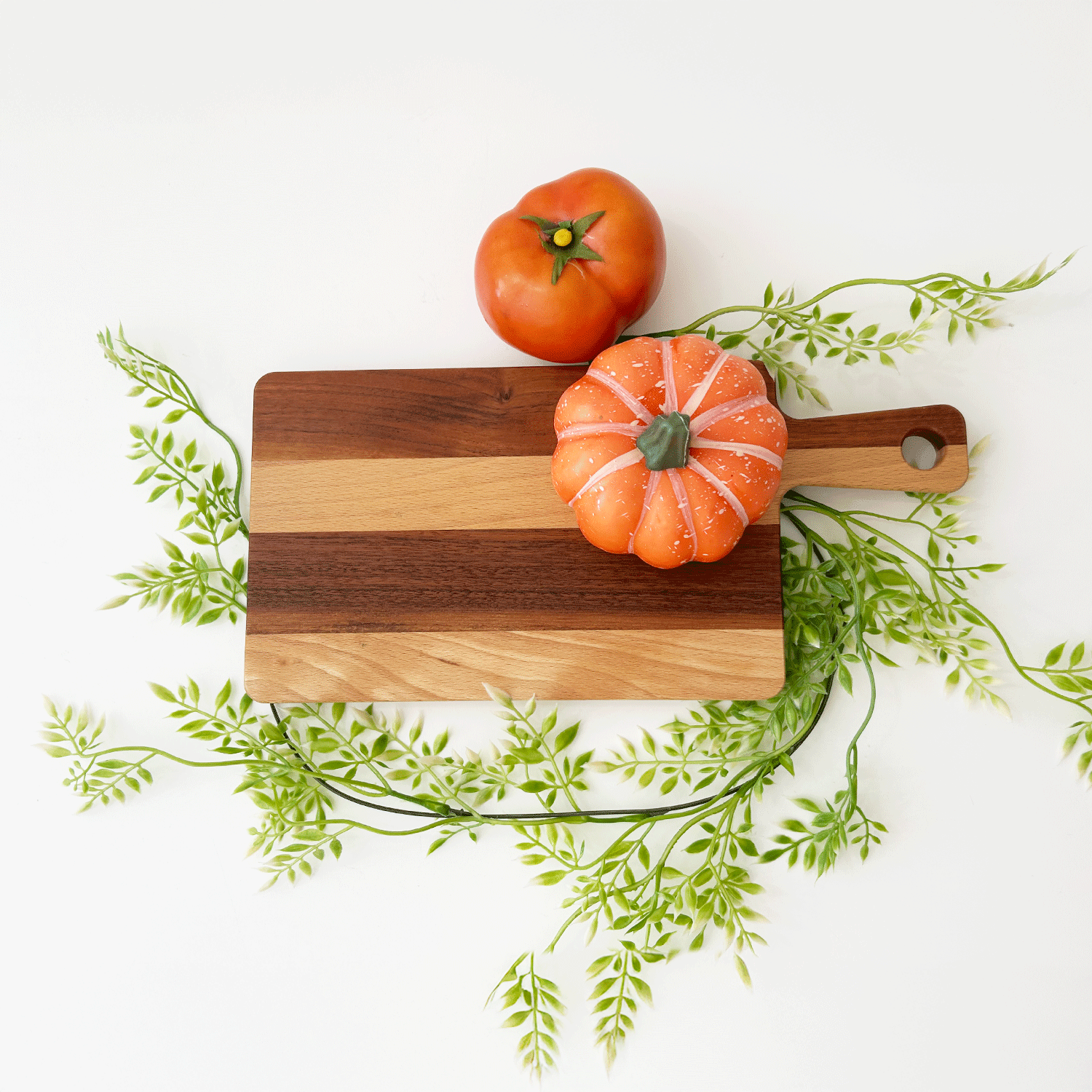 カッティングボード まな板 prep board チョッピングボード サービングボード ウッドボード 木のまな板 木製 プレート モーニングプレート キッチン キッチン用品 キッチン雑貨 キッチンインテリア オシャレ ツートーンカラー 調理器具 アウトドア キャンプ picnic ピクニック おしゃれピクニック オシャレピクニック おしゃピク ピクニック用品 キャンプ用品 アウトドア用品 カフェ レストラン ホテル 料亭 古民家 写真映え 壁掛け収納 取手付き 持ちやすい 使いやすい 高級 特別 木製雑貨 木工雑貨 無垢材 天然素材 天然木 国産 国内製造 国内生産 日本産 日本製 日本 岐阜県 郡上市 郡上八幡 木工屋 郡上踊り 誕生日 記念日 クリスマス 母の日 新築 引っ越し 模様替え 新生活 お祝い 贈り物 記念品 贈答品 ギフト プレゼントラッピング