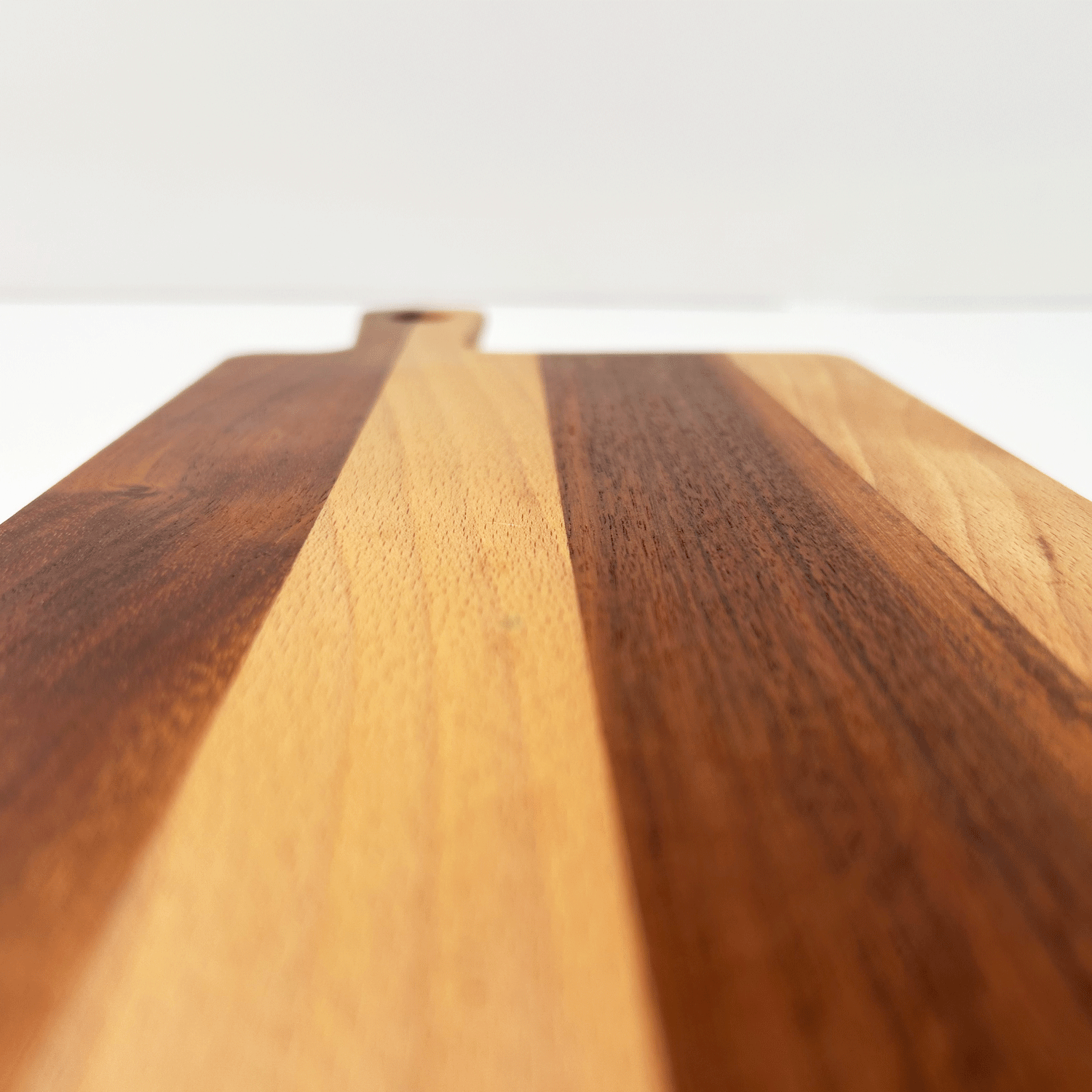 カッティングボード まな板 prep board チョッピングボード サービングボード ウッドボード 木のまな板 木製 プレート モーニングプレート キッチン キッチン用品 キッチン雑貨 キッチンインテリア オシャレ ツートーンカラー 調理器具 アウトドア キャンプ picnic ピクニック おしゃれピクニック オシャレピクニック おしゃピク ピクニック用品 キャンプ用品 アウトドア用品 カフェ レストラン ホテル 料亭 古民家 写真映え 壁掛け収納 取手付き 持ちやすい 使いやすい 高級 特別 木製雑貨 木工雑貨 無垢材 天然素材 天然木 国産 国内製造 国内生産 日本産 日本製 日本 岐阜県 郡上市 郡上八幡 木工屋 郡上踊り 誕生日 記念日 クリスマス 母の日 新築 引っ越し 模様替え 新生活 お祝い 贈り物 記念品 贈答品 ギフト プレゼントラッピング