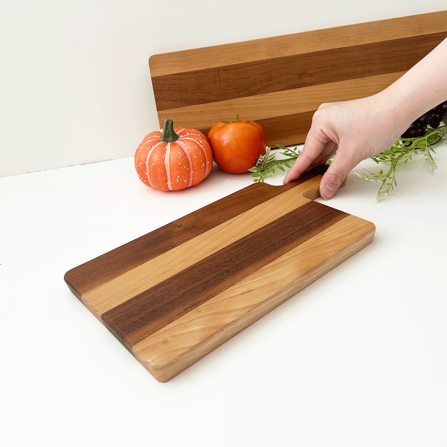 カッティングボード まな板 prep board チョッピングボード サービングボード ウッドボード 木のまな板 木製 プレート モーニングプレート キッチン キッチン用品 キッチン雑貨 キッチンインテリア オシャレ ツートーンカラー 調理器具 アウトドア キャンプ picnic ピクニック おしゃれピクニック オシャレピクニック おしゃピク ピクニック用品 キャンプ用品 アウトドア用品 カフェ レストラン ホテル 料亭 古民家 写真映え 壁掛け収納 取手付き 持ちやすい 使いやすい 高級 特別 木製雑貨 木工雑貨 無垢材 天然素材 天然木 国産 国内製造 国内生産 日本産 日本製 日本 岐阜県 郡上市 郡上八幡 木工屋 郡上踊り 誕生日 記念日 クリスマス 母の日 新築 引っ越し 模様替え 新生活 お祝い 贈り物 記念品 贈答品 ギフト プレゼントラッピング