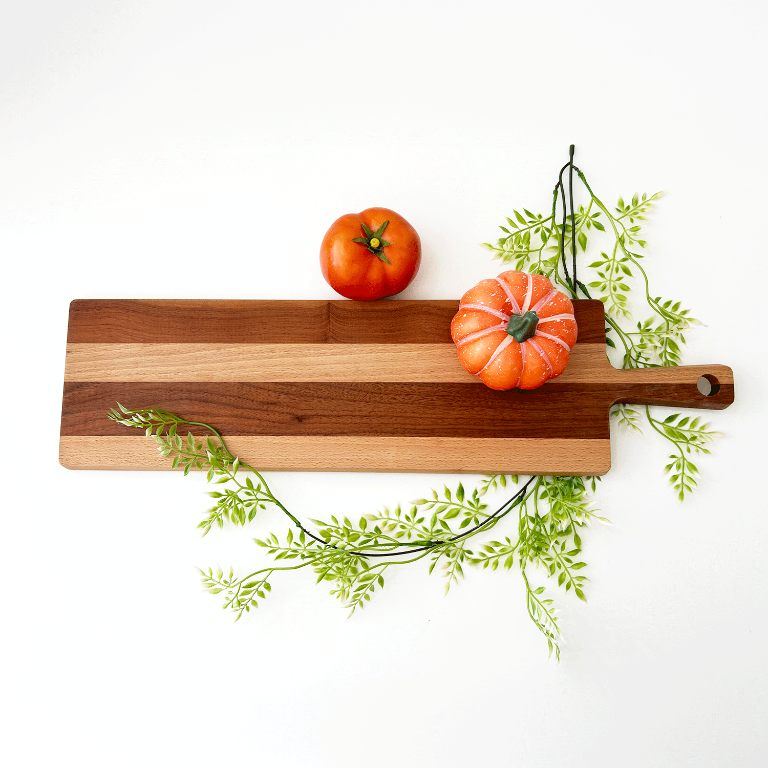 カッティングボード まな板 prep board チョッピングボード サービングボード ウッドボード 木のまな板 木製 プレート モーニングプレート キッチン キッチン用品 キッチン雑貨 キッチンインテリア オシャレ ツートーンカラー 調理器具 アウトドア キャンプ picnic ピクニック おしゃれピクニック オシャレピクニック おしゃピク ピクニック用品 キャンプ用品 アウトドア用品 カフェ レストラン ホテル 料亭 古民家 写真映え 壁掛け収納 取手付き 持ちやすい 使いやすい 高級 特別 木製雑貨 木工雑貨 無垢材 天然素材 天然木 国産 国内製造 国内生産 日本産 日本製 日本 岐阜県 郡上市 郡上八幡 木工屋 郡上踊り 誕生日 記念日 クリスマス 母の日 新築 引っ越し 模様替え 新生活 お祝い 贈り物 記念品 贈答品 ギフト プレゼントラッピング