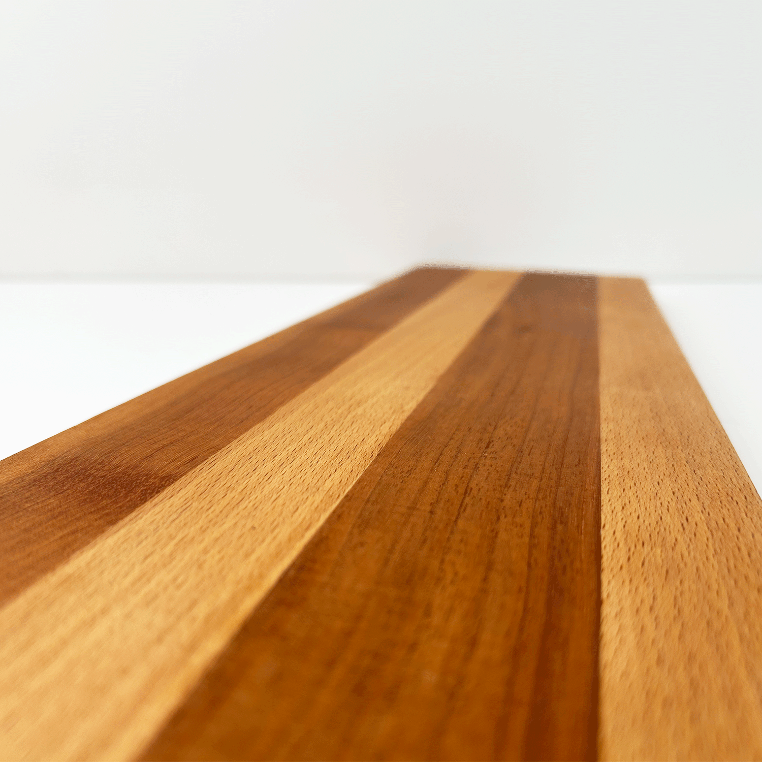 カッティングボード まな板 prep board チョッピングボード サービングボード ウッドボード 木のまな板 木製 プレート モーニングプレート キッチン キッチン用品 キッチン雑貨 キッチンインテリア オシャレ ツートーンカラー 調理器具 アウトドア キャンプ picnic ピクニック おしゃれピクニック オシャレピクニック おしゃピク ピクニック用品 キャンプ用品 アウトドア用品 カフェ レストラン ホテル 料亭 古民家 写真映え 壁掛け収納 取手付き 持ちやすい 使いやすい 高級 特別 木製雑貨 木工雑貨 無垢材 天然素材 天然木 国産 国内製造 国内生産 日本産 日本製 日本 岐阜県 郡上市 郡上八幡 木工屋 郡上踊り 誕生日 記念日 クリスマス 母の日 新築 引っ越し 模様替え 新生活 お祝い 贈り物 記念品 贈答品 ギフト プレゼントラッピング