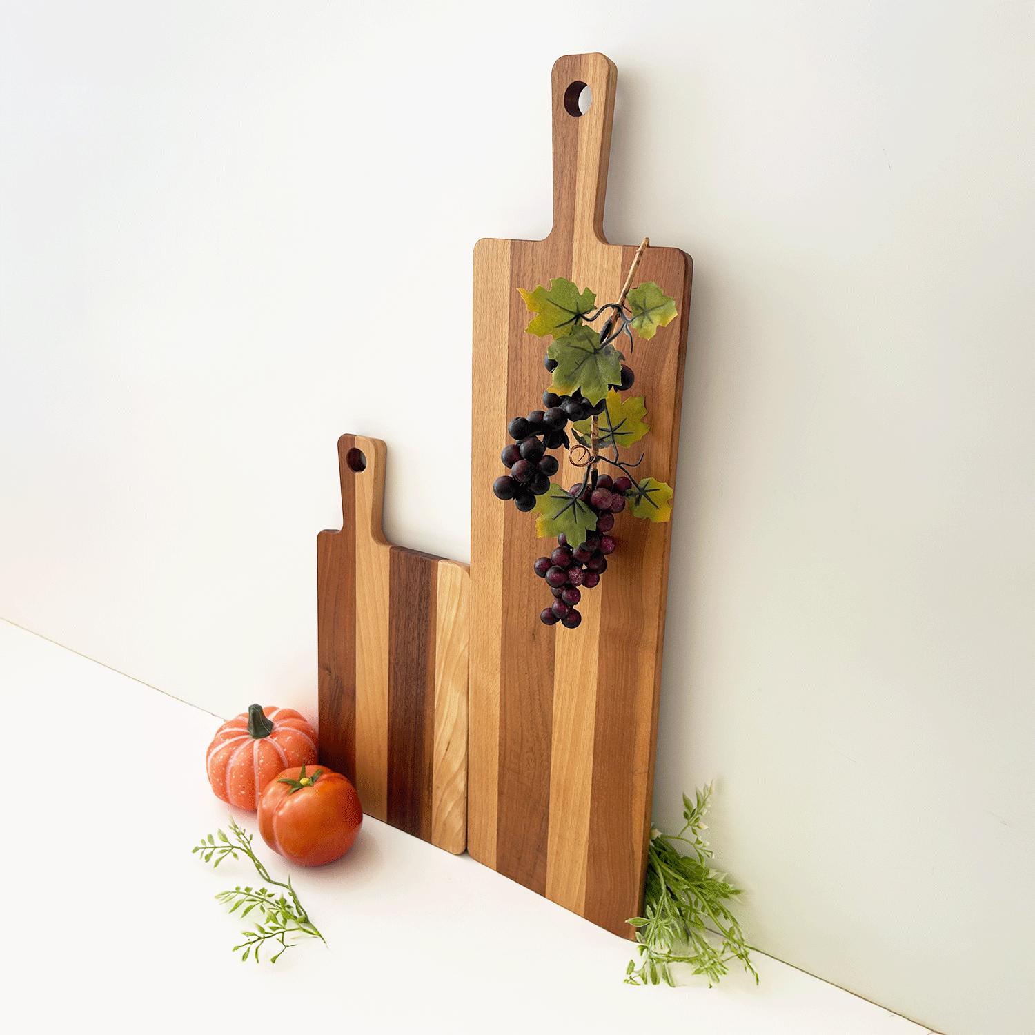 カッティングボード まな板 prep board チョッピングボード サービングボード ウッドボード 木のまな板 木製 プレート モーニングプレート キッチン キッチン用品 キッチン雑貨 キッチンインテリア オシャレ ツートーンカラー 調理器具 アウトドア キャンプ picnic ピクニック おしゃれピクニック オシャレピクニック おしゃピク ピクニック用品 キャンプ用品 アウトドア用品 カフェ レストラン ホテル 料亭 古民家 写真映え 壁掛け収納 取手付き 持ちやすい 使いやすい 高級 特別 木製雑貨 木工雑貨 無垢材 天然素材 天然木 国産 国内製造 国内生産 日本産 日本製 日本 岐阜県 郡上市 郡上八幡 木工屋 郡上踊り 誕生日 記念日 クリスマス 母の日 新築 引っ越し 模様替え 新生活 お祝い 贈り物 記念品 贈答品 ギフト プレゼントラッピング