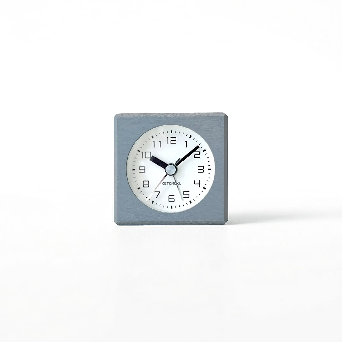 グレー 目覚まし時計 アラーム時計 アラームクロック alarm clock 置き時計 時計 アナログ時計 木の時計 四角 ミニ 小さい mini 手のひらサイズ 静音 静か しずか 静音性 静かな時計 サイレント サイレントクロック 連続秒針 スイープムーブメント なめらか 秒針 指標 目盛り ボタン スイッチ ライト 明かり LEDライト 夜間 暗い部屋 スヌーズ だんだん大きくなる 安眠 睡眠 睡眠不足 健康 木製 無垢材 ビーチ インテリア オシャレ シンプル 高級感 デスク キッチン 寝室 休憩室 ベッドルーム ホテル 旅館 宿泊施設 仮眠 誕生日 記念日 クリスマス 父の日 母の日 敬老の日 開業 引っ越し 新築 模様替え 新生活 お祝い 記念品 贈答品 贈り物 ギフト プレゼント 国産 国内生産 国内製造 日本製 日本 岐阜県 郡上市 郡上八幡 木工屋 郡上おどり 大人かわいい