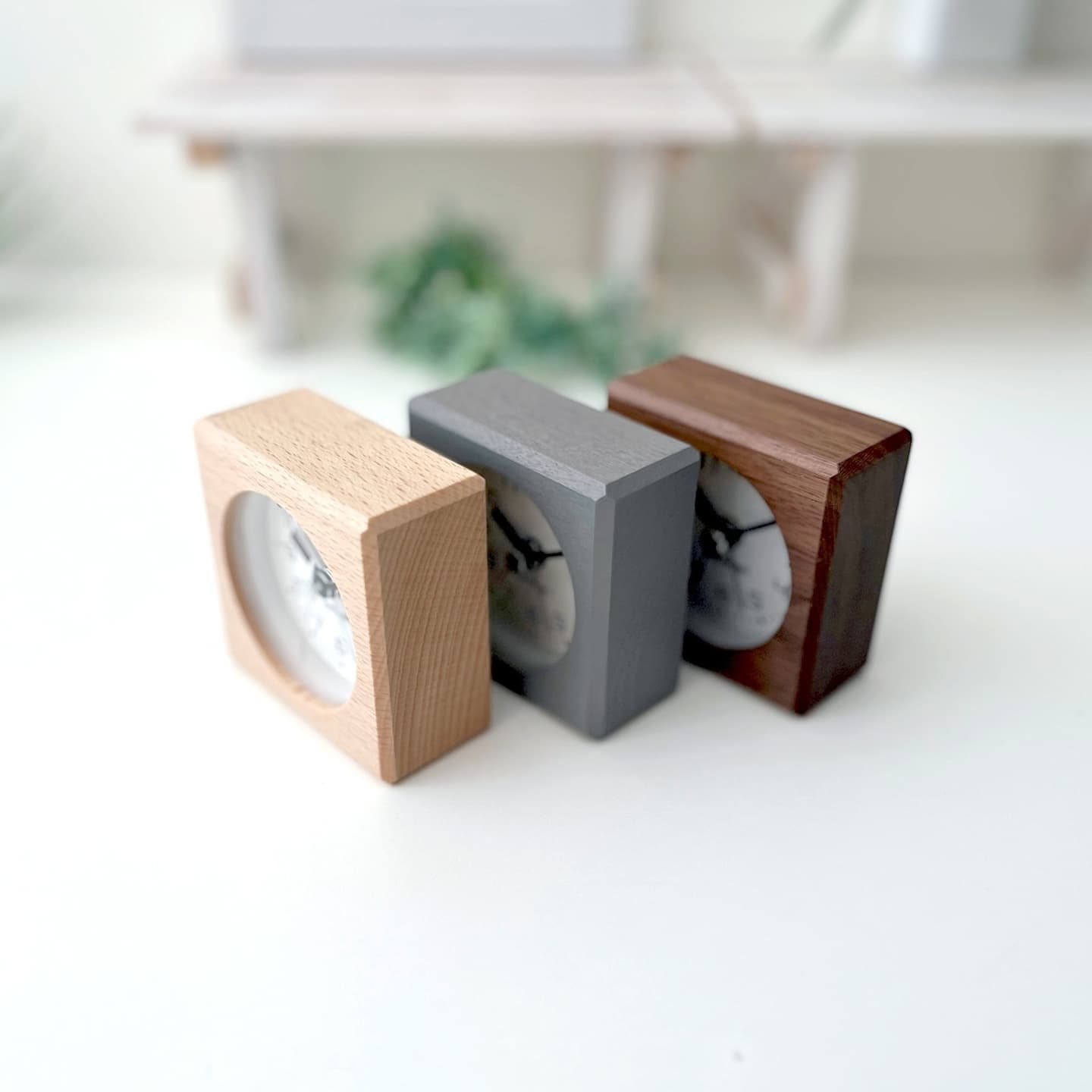 グレー 目覚まし時計 アラーム時計 アラームクロック alarm clock 置き時計 時計 アナログ時計 木の時計 四角 ミニ 小さい mini 手のひらサイズ 静音 静か しずか 静音性 静かな時計 サイレント サイレントクロック 連続秒針 スイープムーブメント なめらか 秒針 指標 目盛り ボタン スイッチ ライト 明かり LEDライト 夜間 暗い部屋 スヌーズ だんだん大きくなる 安眠 睡眠 睡眠不足 健康 木製 無垢材 ビーチ インテリア オシャレ シンプル 高級感 デスク キッチン 寝室 休憩室 ベッドルーム ホテル 旅館 宿泊施設 仮眠 誕生日 記念日 クリスマス 父の日 母の日 敬老の日 開業 引っ越し 新築 模様替え 新生活 お祝い 記念品 贈答品 贈り物 ギフト プレゼント 国産 国内生産 国内製造 日本製 日本 岐阜県 郡上市 郡上八幡 木工屋 郡上おどり 大人かわいい