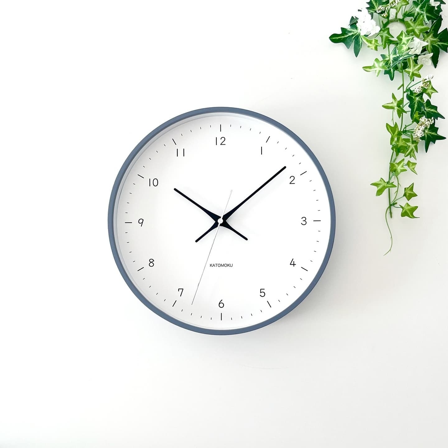 時計 掛け時計 壁掛け時計 電波時計 木の時計 国産 日本 岐阜県 郡上八幡 インテリア 雑貨 丁寧な暮らし 北欧 シンプル オシャレ 静音 静か 自動受信 時刻修正 自動 便利 簡単 SEIKO 無垢材 天然素材 新生活 模様替え 引っ越し お祝い プレゼント ギフト 贈り物 寝室 ベッドルーム 書斎 グレー ナチュラル ブラウン カラー 曲げわっぱ 30cm