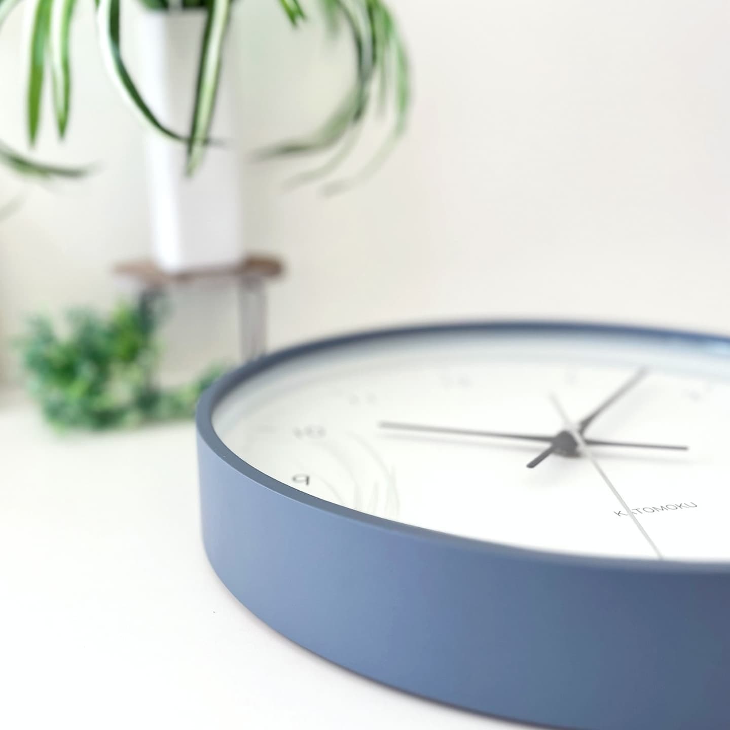 時計 掛け時計 壁掛け時計 電波時計 木の時計 国産 日本 岐阜県 郡上八幡 インテリア 雑貨 丁寧な暮らし 北欧 シンプル オシャレ 静音 静か 自動受信 時刻修正 自動 便利 簡単 SEIKO 無垢材 天然素材 新生活 模様替え 引っ越し お祝い プレゼント ギフト 贈り物 寝室 ベッドルーム 書斎 グレー ナチュラル ブラウン カラー 曲げわっぱ 30cm