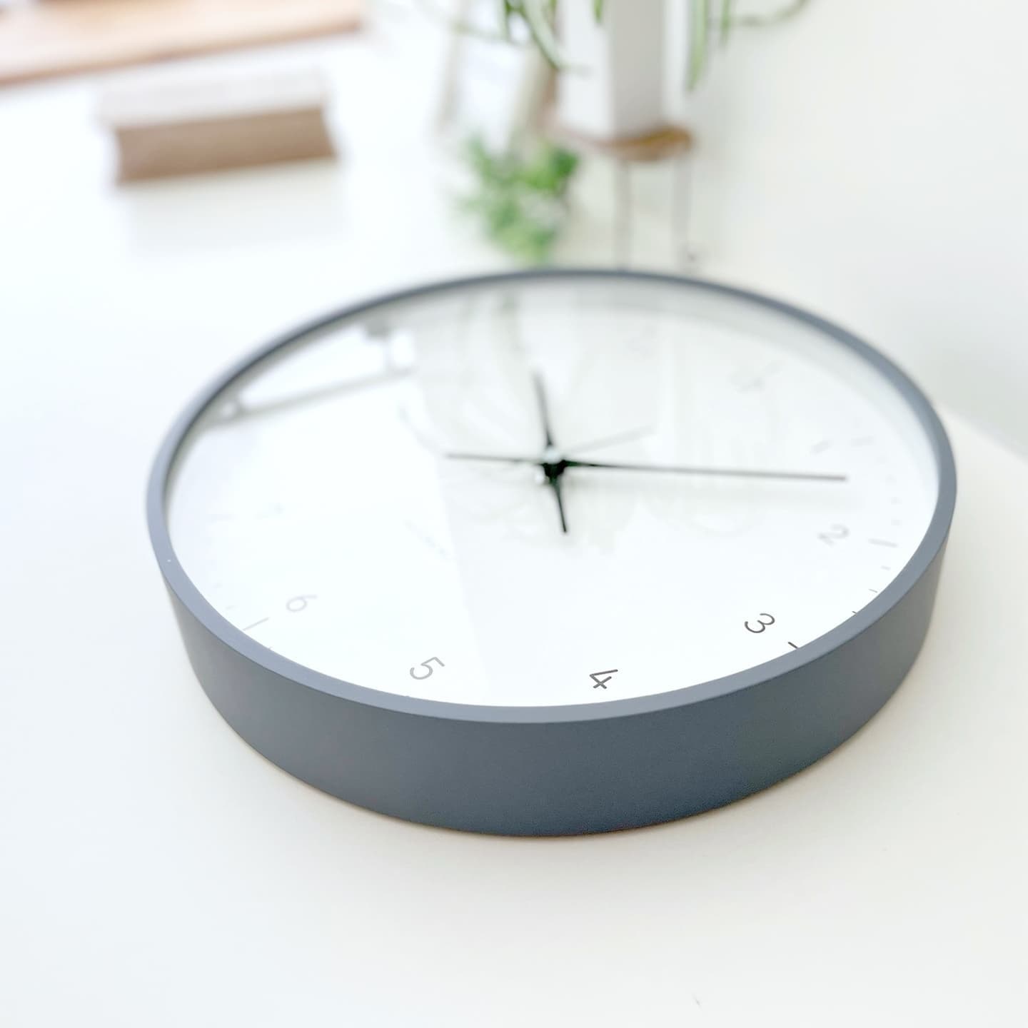 時計 掛け時計 壁掛け時計 電波時計 木の時計 国産 日本 岐阜県 郡上八幡 インテリア 雑貨 丁寧な暮らし 北欧 シンプル オシャレ 静音 静か 自動受信 時刻修正 自動 便利 簡単 SEIKO 無垢材 天然素材 新生活 模様替え 引っ越し お祝い プレゼント ギフト 贈り物 寝室 ベッドルーム 書斎 グレー ナチュラル ブラウン カラー 曲げわっぱ 30cm