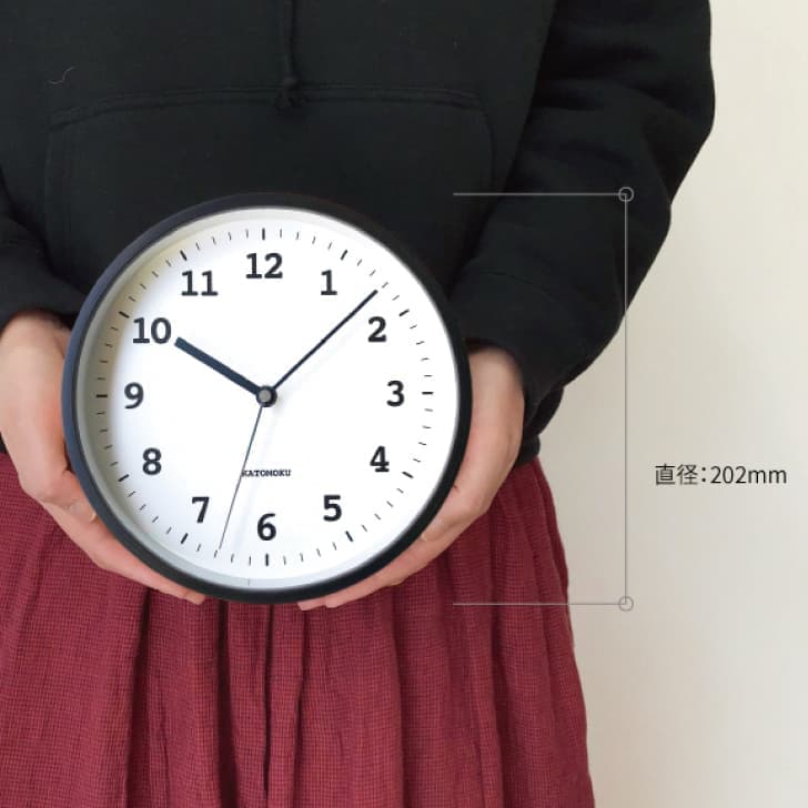 時計 掛け時計 壁掛け時計 電波時計 木の時計 国産 日本 岐阜県 郡上八幡 インテリア 雑貨 丁寧な暮らし 北欧 シンプル オシャレ 静音 静か 自動受信 時刻修正 自動 便利 簡単 SEIKO 無垢材 天然素材 新生活 模様替え 引っ越し お祝い プレゼント ギフト 贈り物 寝室 ベッドルーム 書斎 グレー ナチュラル ブラウン 直径 22cm