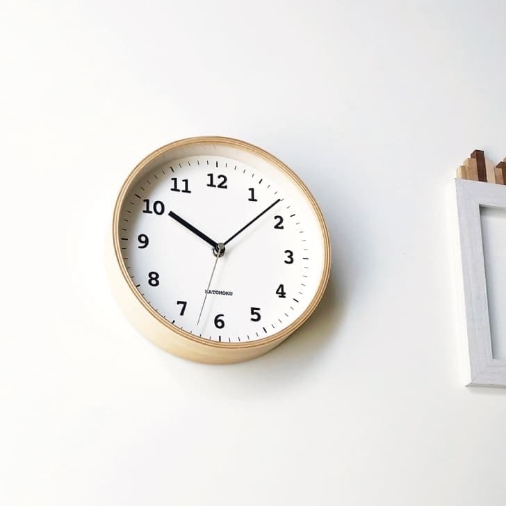 時計 掛け時計 壁掛け時計 電波時計 木の時計 国産 日本 岐阜県 郡上八幡 インテリア 雑貨 丁寧な暮らし 北欧 シンプル オシャレ 静音 静か 自動受信 時刻修正 自動 便利 簡単 SEIKO 無垢材 天然素材 新生活 模様替え 引っ越し お祝い プレゼント ギフト 贈り物 寝室 ベッドルーム 書斎 グレー ナチュラル ブラウン 直径 22cm
