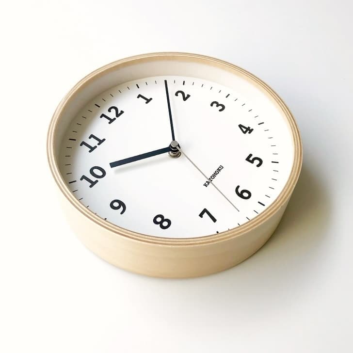 時計 掛け時計 壁掛け時計 電波時計 木の時計 国産 日本 岐阜県 郡上八幡 インテリア 雑貨 丁寧な暮らし 北欧 シンプル オシャレ 静音 静か 自動受信 時刻修正 自動 便利 簡単 SEIKO 無垢材 天然素材 新生活 模様替え 引っ越し お祝い プレゼント ギフト 贈り物 寝室 ベッドルーム 書斎 グレー ナチュラル ブラウン 直径 22cm