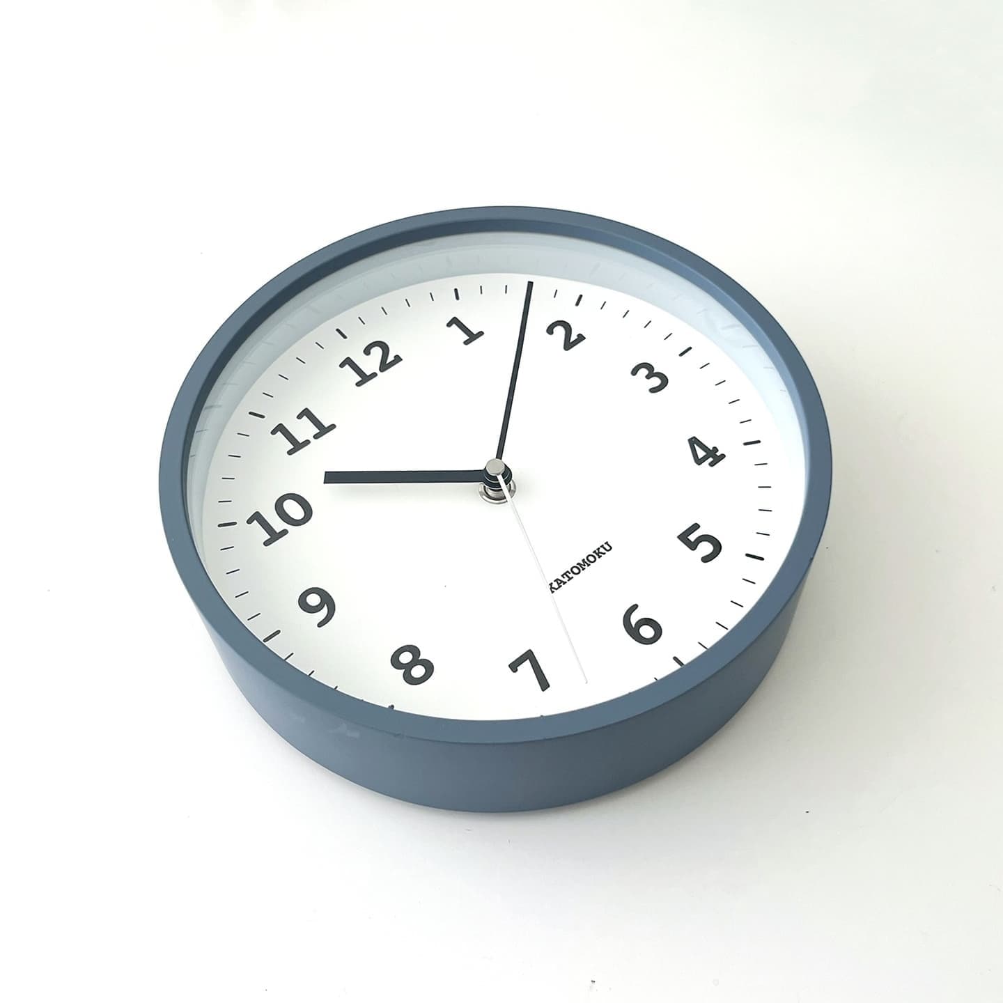 時計 掛け時計 壁掛け時計 電波時計 木の時計 国産 日本 岐阜県 郡上八幡 インテリア 雑貨 丁寧な暮らし 北欧 シンプル オシャレ 静音 静か 自動受信 時刻修正 自動 便利 簡単 SEIKO 無垢材 天然素材 新生活 模様替え 引っ越し お祝い プレゼント ギフト 贈り物 寝室 ベッドルーム 書斎 グレー ナチュラル ブラウン 直径 22cm