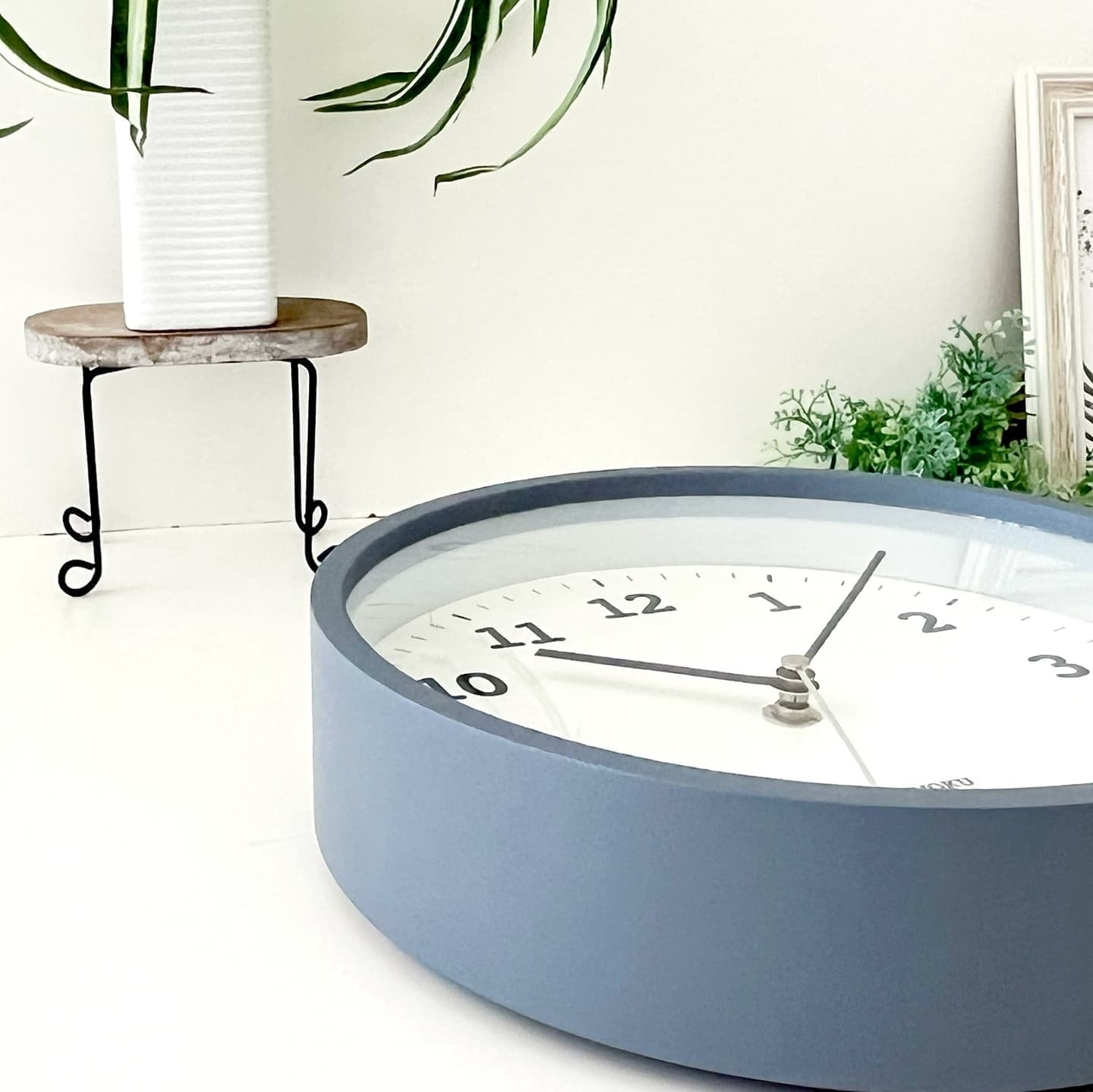 時計 掛け時計 壁掛け時計 電波時計 木の時計 国産 日本 岐阜県 郡上八幡 インテリア 雑貨 丁寧な暮らし 北欧 シンプル オシャレ 静音 静か 自動受信 時刻修正 自動 便利 簡単 SEIKO 無垢材 天然素材 新生活 模様替え 引っ越し お祝い プレゼント ギフト 贈り物 寝室 ベッドルーム 書斎 グレー ナチュラル ブラウン 直径 22cm