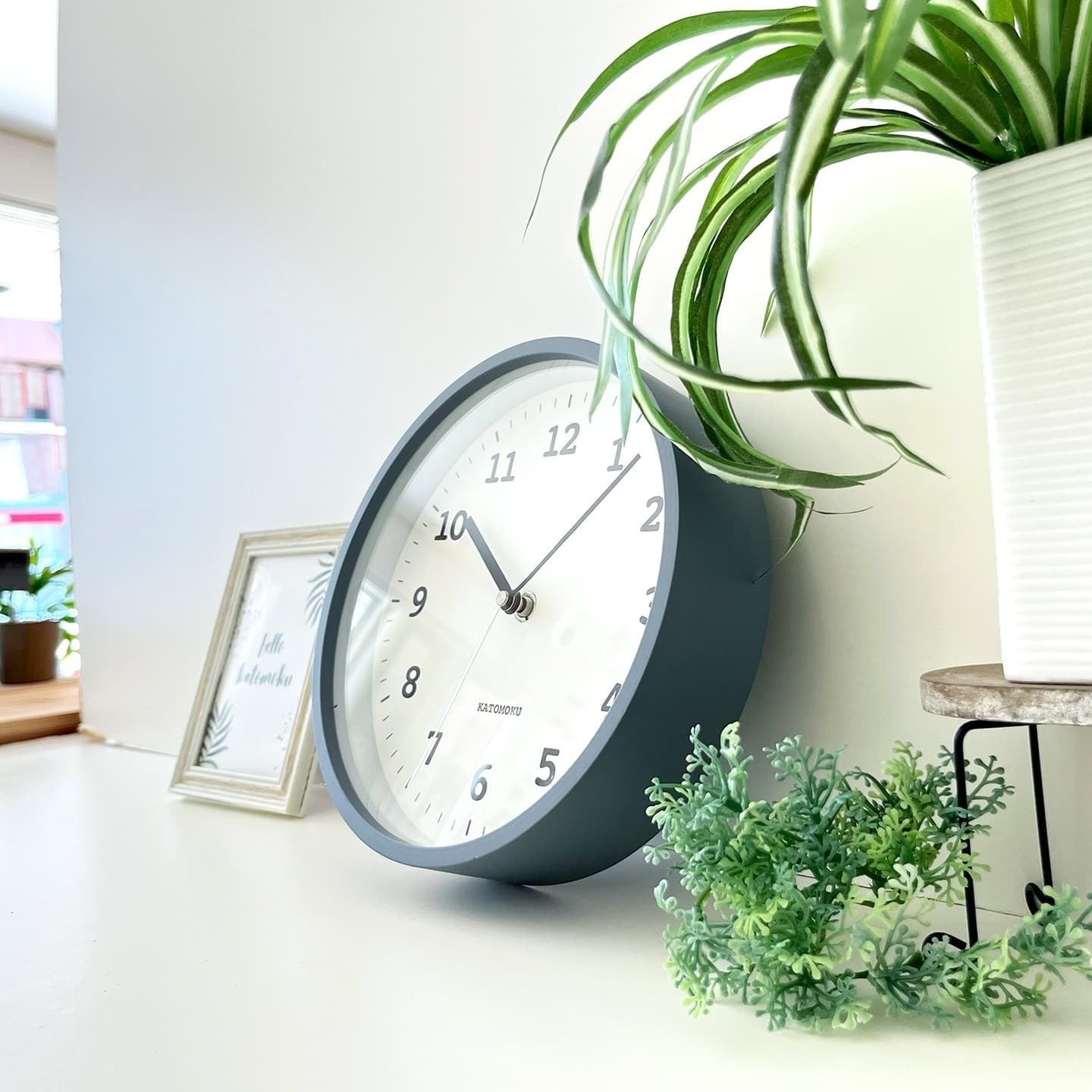 時計 掛け時計 壁掛け時計 電波時計 木の時計 国産 日本 岐阜県 郡上八幡 インテリア 雑貨 丁寧な暮らし 北欧 シンプル オシャレ 静音 静か 自動受信 時刻修正 自動 便利 簡単 SEIKO 無垢材 天然素材 新生活 模様替え 引っ越し お祝い プレゼント ギフト 贈り物 寝室 ベッドルーム 書斎 グレー ナチュラル ブラウン 直径 22cm