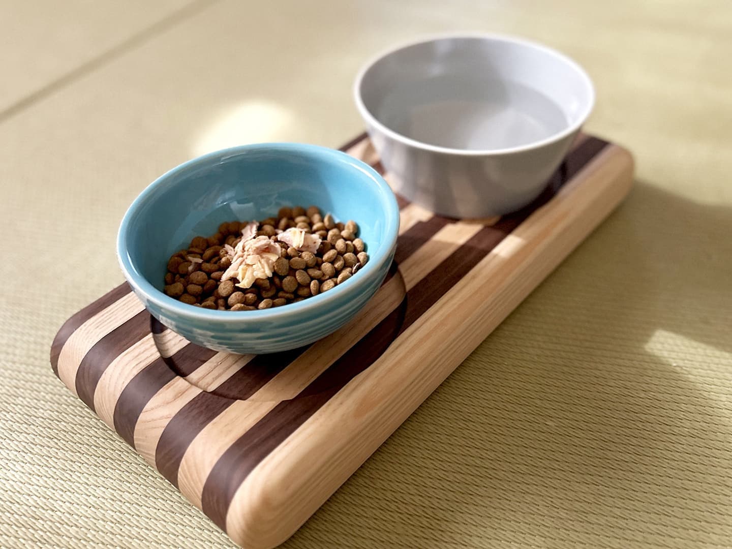 ねこちゃん、犬ちゃんの木製おしゃれ餌入れ