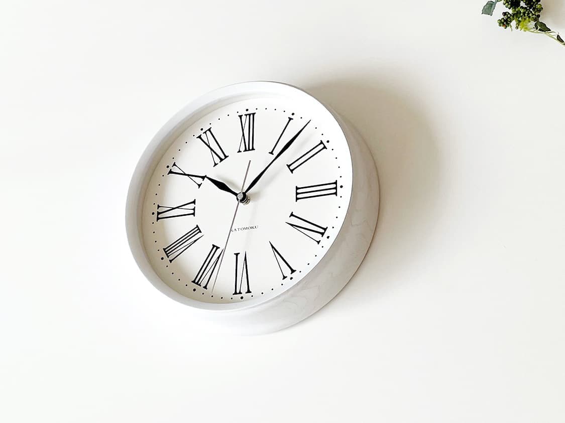 時計 掛け時計 壁掛け時計 電波時計 木の時計 国産 日本 岐阜県 郡上八幡 インテリア 雑貨 丁寧な暮らし 北欧 シンプル オシャレ 静音 静か 自動受信 時刻修正 木工屋 無垢 ホワイト ブラック 秒針 ローマ数字 エレガント